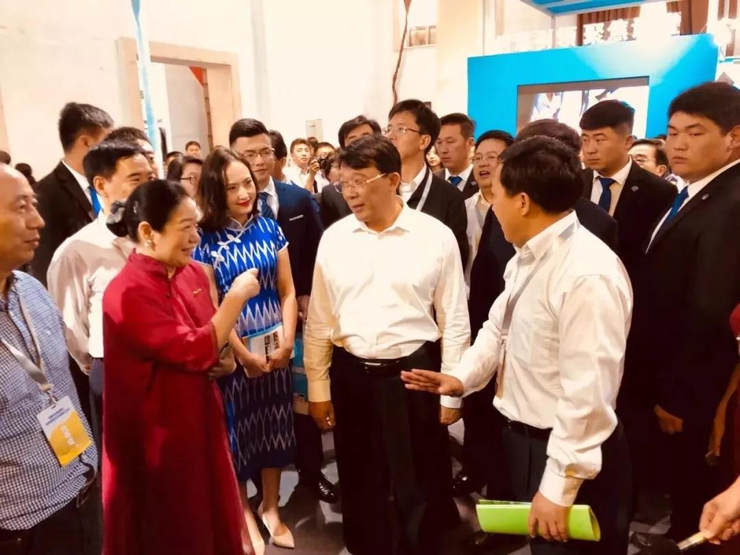 国家教育副部长朱之文与韬图华疆教育董事长于小央交流语文学习对中华文化传承和发展的重要性。